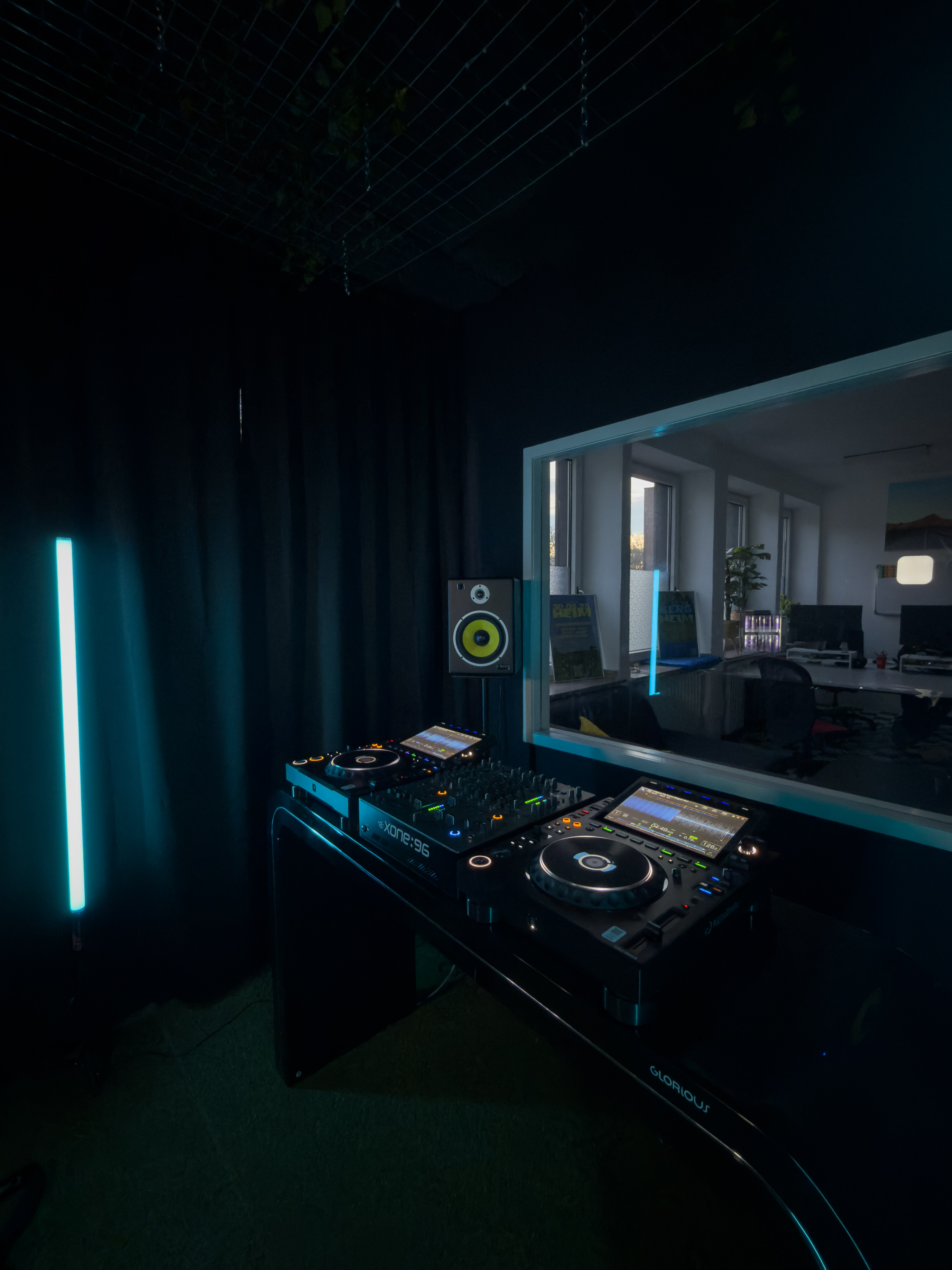 DJ Studio Raum im XStudios Bochum mit Club-Equipment