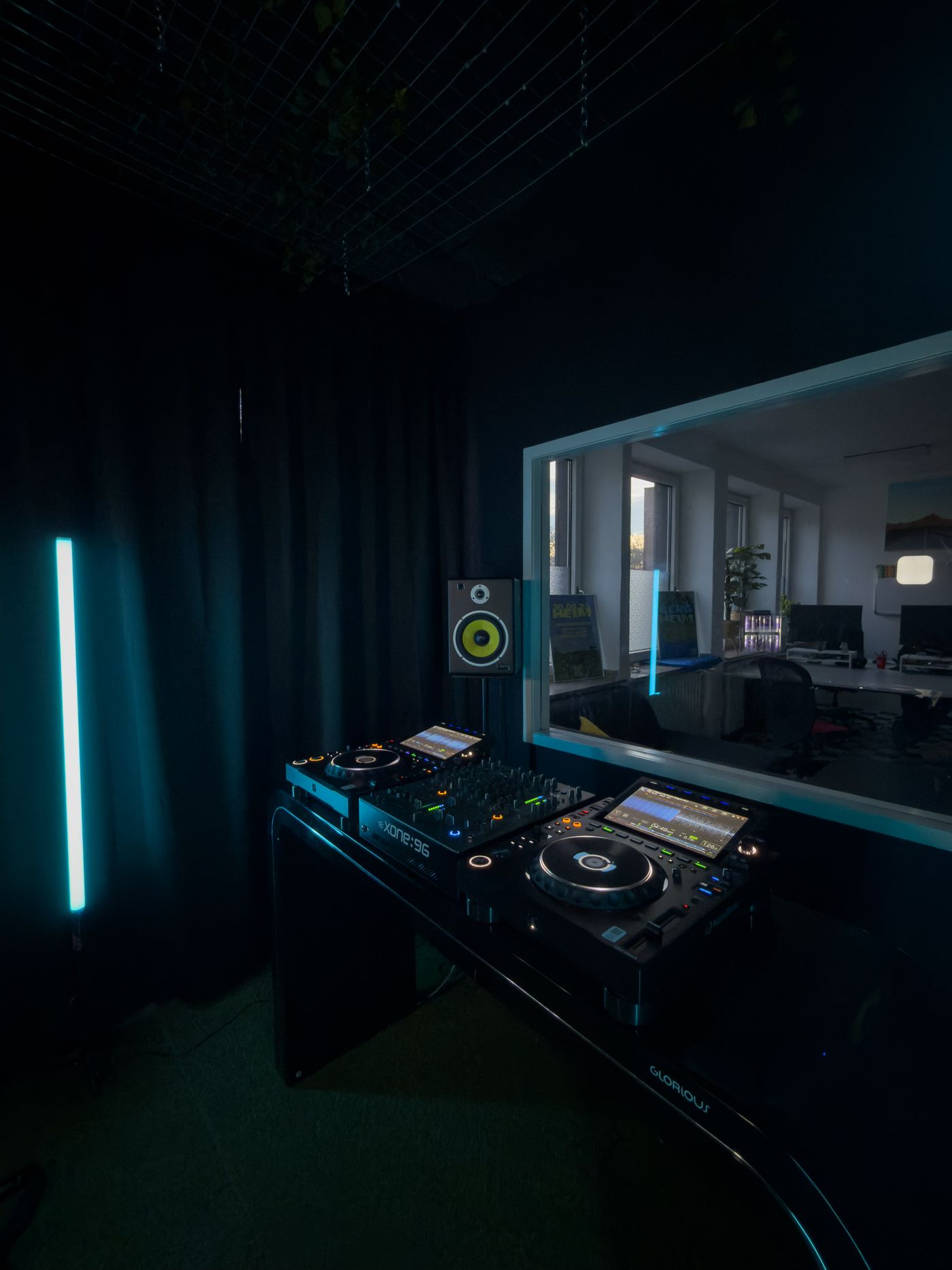 DJ Studio Raum im XStudios Bochum mit Club-Equipment